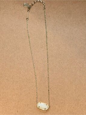 Kendra Scott Gold Chain Necklace with Cream Oval Pendant
